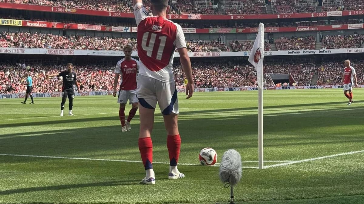 Declan Rice preparing an Arsenal corner at the 2024 Emirates Cup