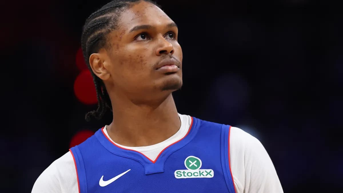 Ausar Thompson looks up during a game in the Detroit Pistons’ blue jersey against a dark arena background
