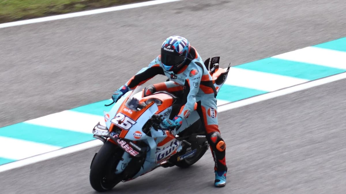 Raul Fernandez riding his Trackhouse Aprilia at the 2025 Malaysian MotoGP